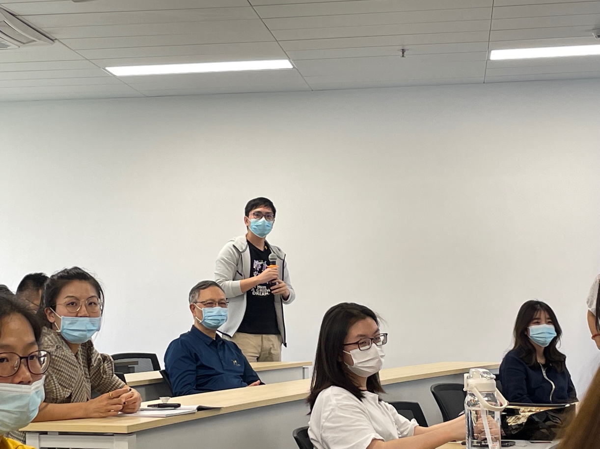 会议室里的人们描述已自动生成