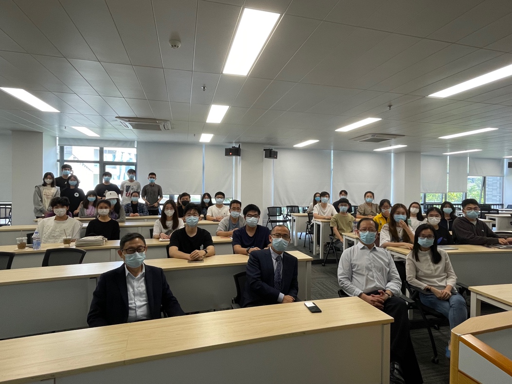 会议室里的人们描述已自动生成