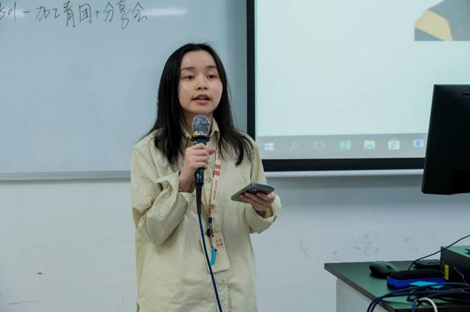 女人站在镜子前自拍中度可信度描述已自动生成