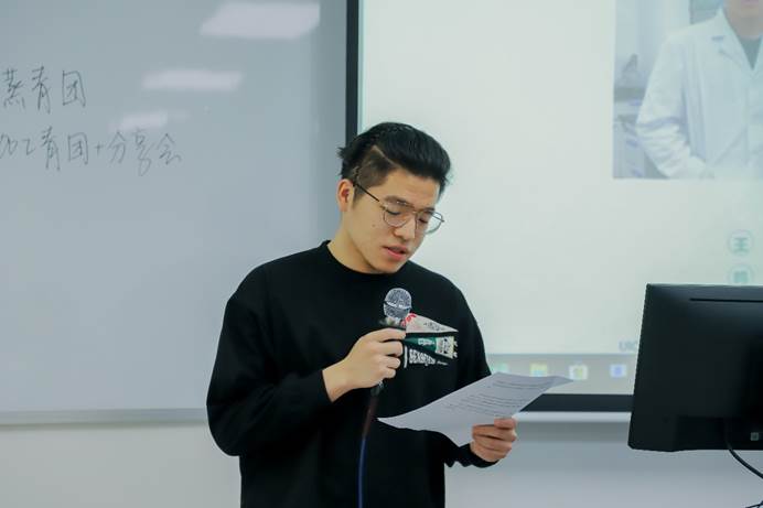 男人手上拿着纸中度可信度描述已自动生成