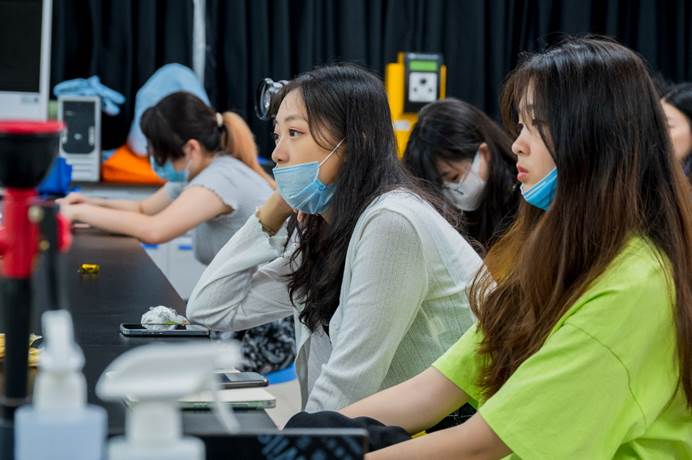 图片包含 人, 女人, 年轻, 站描述已自动生成