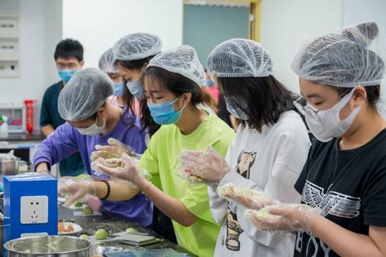 图片包含 人, 食物, 人们, 女人描述已自动生成